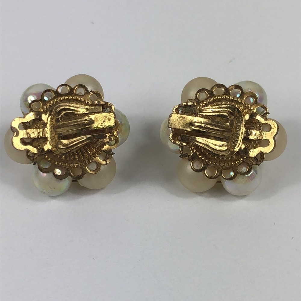 Vintage Clip On Earrings Women’s Signed Japan Cluster Faux Pearl Beads Retrp - Picture 3 of 8